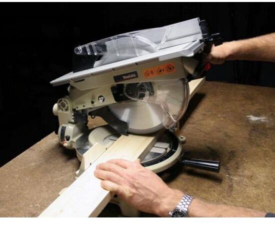  Торцовочная пила Makita LH1040F 